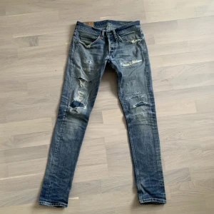 Dondup jeans - Dondup jeans i modellen George. Storlek 30. Skriv för mer information.