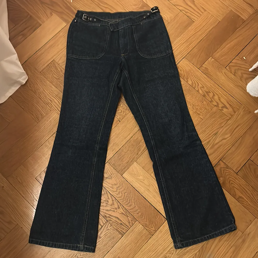 Supersnygga mörkblåa jeans i bra kvalite. Har ett inbyggt bälte högst upp som går att ljustera. Strl 6 står det i men skulle säga att dem är som de svenska storleken 36. Köp direkt i appen för 150kr.. Jeans & Byxor.