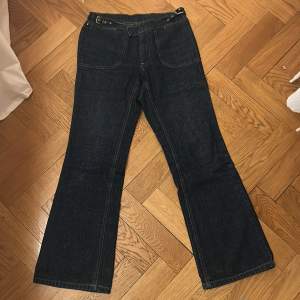 Supersnygga mörkblåa jeans i bra kvalite. Har ett inbyggt bälte högst upp som går att ljustera. Strl 6 står det i men skulle säga att dem är som de svenska storleken 36. Köp direkt i appen för 150kr.
