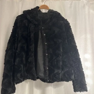 Jacka - En fin jacka från Vero Moda instormande M som inte längre kommer till användning. 