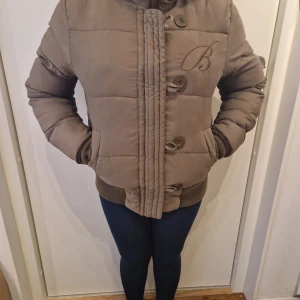 Victoria Beckham Jacka - Brun/beige Victoria Beckham jacka. Köpt på Bikbok. Nästan aldrig använd.  Storlek M men är liten i storleken passar S och XS