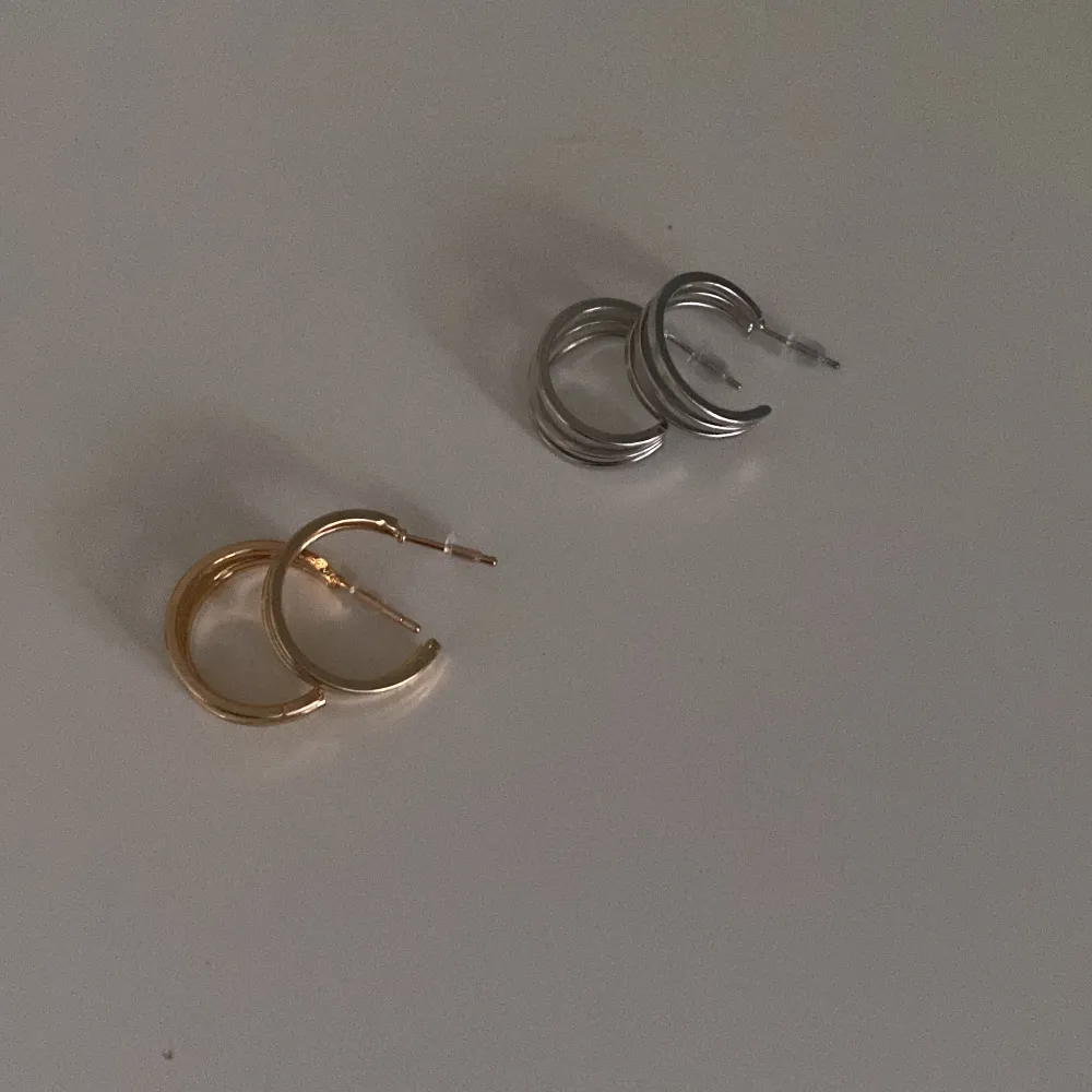 Örhängen tillgängliga i både guld och silver, inga skador eller liknande 💕 ett par för 15kr och två par för 29kr (#10). Accessoarer.