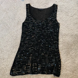 Glittrigt linne  - Säljer nu detta super snygga svarta paljett linnet. Älskar verkligen detta linnet men de kommer inte till användning längre. 😢💓🥰