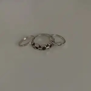 Jätte fina silverringar utan skador eller liknande och med unikt mönster 🫶💕(#15)