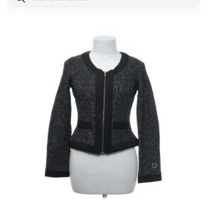 Kofta - Säljer en stickad kofta i mycket bra kvalitet! skriv för fler bilder💗💗