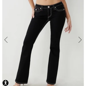 Truereligionjeans - Helt i nyskick med prislappen kvar. Kommer hem från USA 9 december och skickar paketet direkt då! Köpte för $159. Du slipper betala dyr frakt från USA så det är ett +! Skriv för fler detaljer och bilder🥰  kolla min profil säljer 1 par till😚