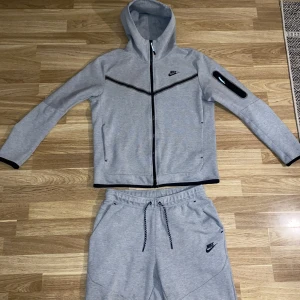 Nike Tech Fleece båda för 890kr - Värda 2200kr