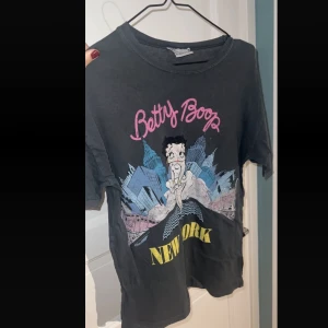 T shirt - Så fin med tryck! Använt skick! 