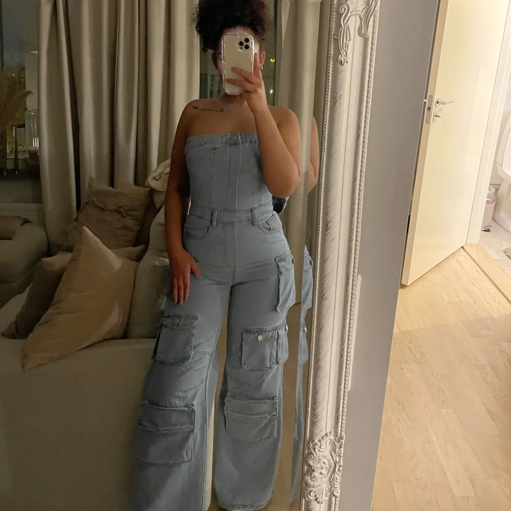 Jeans jumpsuit som är ganska tajt om man har stor rumpa. Kedjan sprack när jag satte på den😅 Bästa mormor har sytt ihop längst nere 😂 så den är starkare nu är förut men lite stygn längst nere vid kedjan bak 👍🏽. Jeans & Byxor.