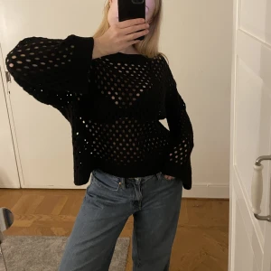 Hålstickad tröja - Hålstickad tröja från Hm! I bra skick🫶🏼