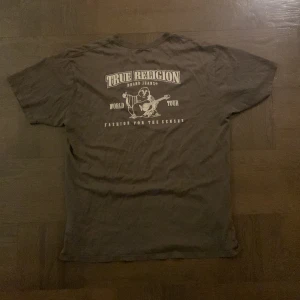 True Religion T-Shirt - Säljer denna tröja eftersom den är för stor för mig. Storleken är XL men skulle säga att den passar som L Pris kan diskuteras 