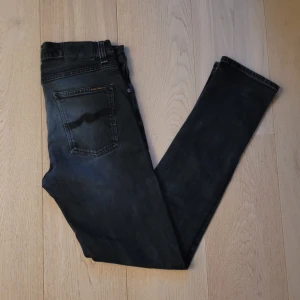 Nudie jeans - Mörkgrå/ mörkblå nudie jeans! Inga tecken på användning. Storlek 30/32, passar mig som är 185.