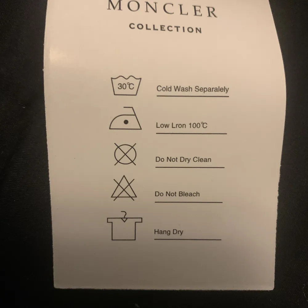 Hej säljer denna Moncler mössa som är 1:1 kopia, kvaliteten är 10/10 och mössan är helt ny aldrig använd!. Övrigt.