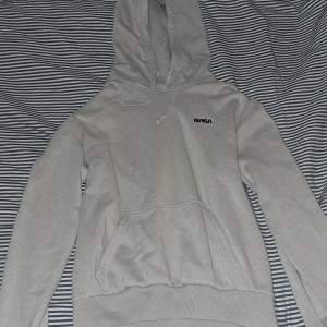 Beige hoodie med texten 