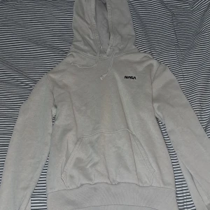 Hoodie från H&M✨️ - Beige hoodie med texten "Nasa" skriven på sidan i storlek XS, använd få gånger säljer pgr av att jag inte använder den längre🩷
