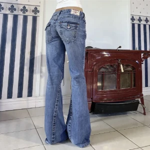 Gamla ägarens bilder  - Säljer nu dessa super fina true religion på nytt , kontakta mig privat om du vill köpa🥰Midjemått och innerbenslängd båda 83cm 💞