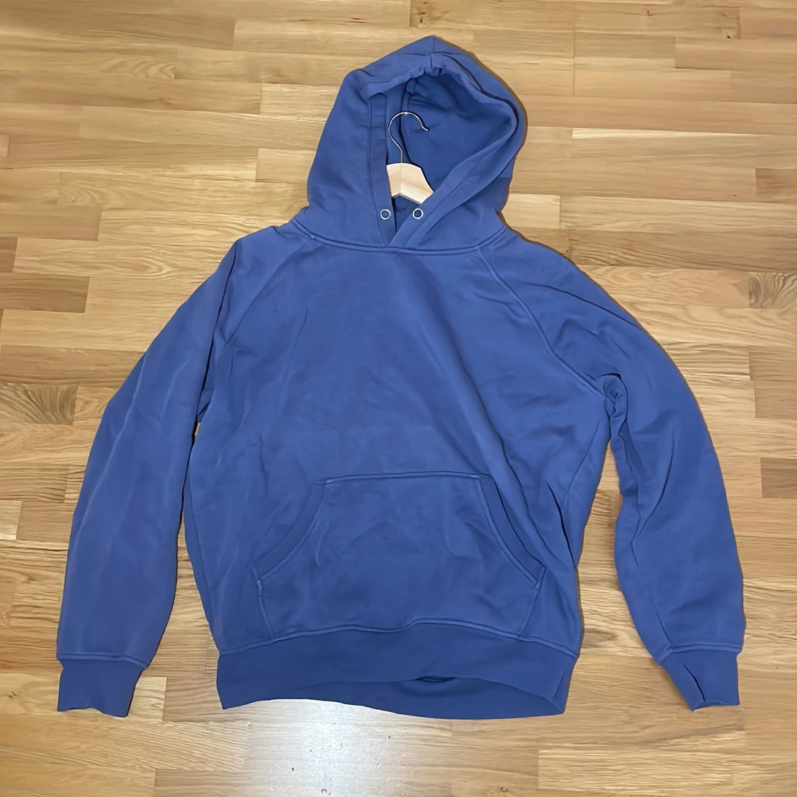 lilablå hoodie