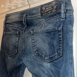 Skitsnygga mörkblåa diesel jeans! Inga defekter, size W28 L32 Straight leg! Kom med prisförslag. Kontakta mig vid exakta mått. 