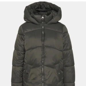 Vinterjacka - Snygg vinterjacka som endast är använd fåtal gånger