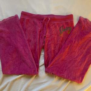 Lågmidjade Rosa juicy couture byxor i bra skick. Säljer för dom inte kommer till någon användning, Innerbenslängden är 83cm.🎀🎀