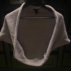 Stickad bolero  - Söt bolero från hm i superfint skick, tyget är lite silver glittrigt💞