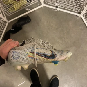Nike fotbollsskor  - Säljer dessa Nike fotbollsskor i storlek 40,5. Dom är i mycket fint skick.  Skriv vid mer frågor