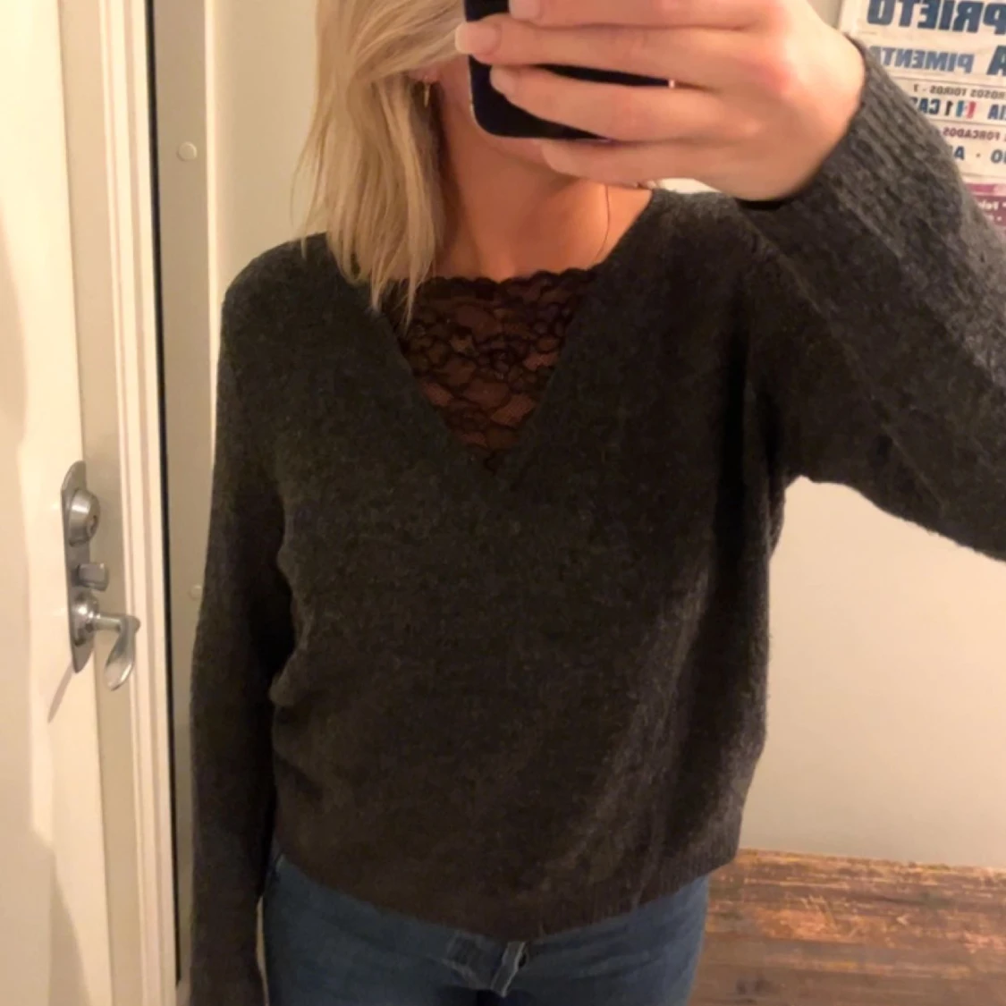 grå tröja med spets