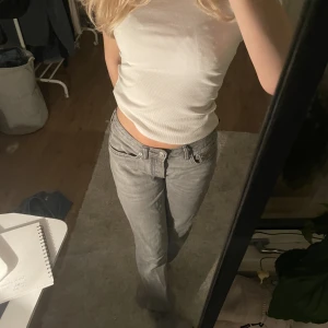 Lågmidjade jeans - jeans från lager157, knappt använda då de var för stora för mig och är i väldigt bra skick! kostar 400kr men säljer för 200, kom gärna med frågor eller bud i dm 🤗