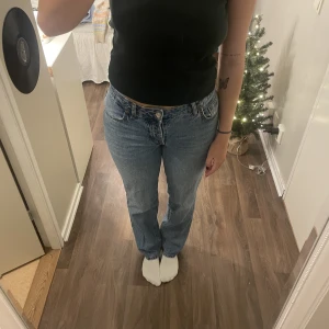 Blåa raka jeans - Hej!! Säljer dessa supersnygga jeansen som tyvärr är för små för mig! 💗