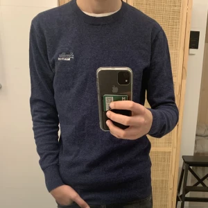 Kashmir tröja - Kashmir tröja från superdry (blend). Super snygg och i skick: 8/10 har endast två små vita fläckar som nästan inte syns. Kille på bild: 176 cm. 