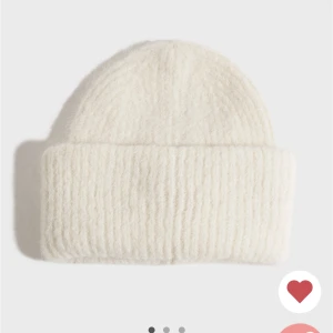 Mössa - Oanvänd mössa från Nelly med prislapp på. Nypris 179 kr🌸