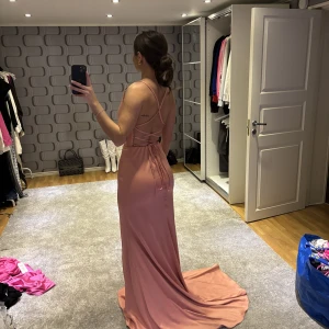 Balklänning/Festklänning - Säljer nu min älskade balklänning, använd 1 kväll på balens middag. Använd försiktigt, utan skador.  Köpt från Rafaelamode i Norrköping. Finns endast en klänning utav denna färg i Sverige. Inköpt för 4500kr.