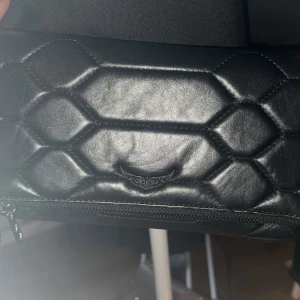 Zadig & voiltare väska - ROCK MAT SCALE - handväska <3 Kan bytas mot en annan väska i samma prisklass, typ deras sunny xs i svart💕Den här köptes för två månader sen på zalando (3785 kr). Har ej använts och inga tecken på användning eller defekter, så god som ny! 