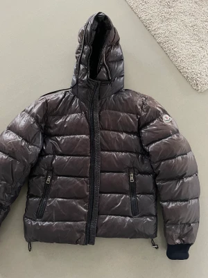 Moncler Aubert Brun - Aubert brun regnskador, inga hål. storlek 2 (S/M)
