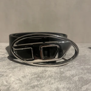 Diesel bälte - Hej! Säljer detta bälte från Diesel i toppen skick, de har små repor på som kommer med användning annars är det inga andra defekter! Köptes på dieselbutiken på biblioteksgatan i stockholm för 1300 kr! Dustbag ingår! Fler bilder finns så hör gärna av dig🤗