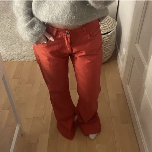 Så coola byxor!! - Säljer vidare dessa as snygga jeansen då de inte passade! Skriv privat så mäter jag måtten❤️