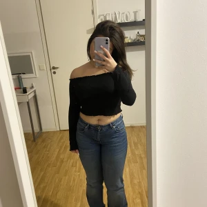 off shoulder topp - säljer en supergullig topp, den är svart och ribbad