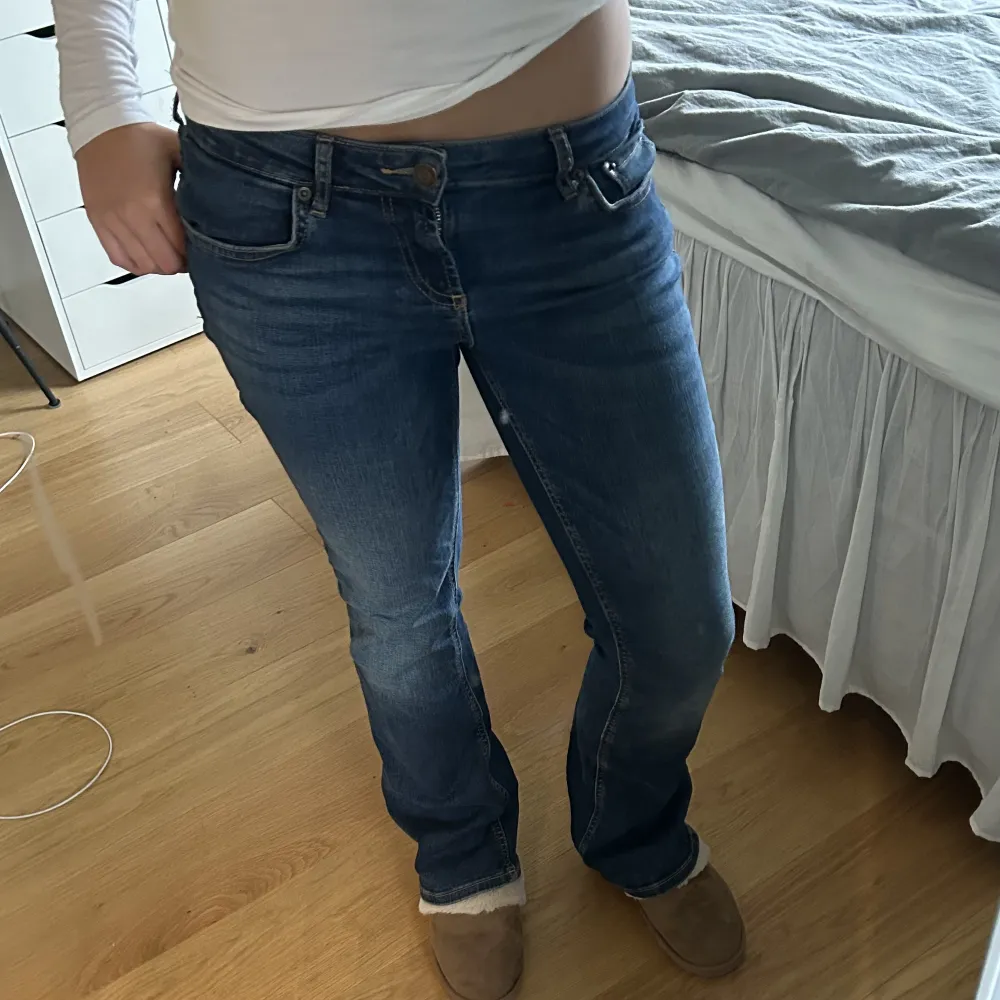SSäljer ett par jättefin jeans som jag har använt fåtal gånger superfina och slutsålda på hemsida, säljer de i den blåa färgen men det är samma modell som den första bilden💗 skriv om ni har frågor💗. Jeans & Byxor.