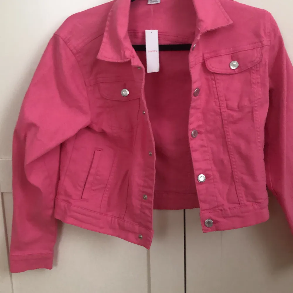 Jätte fin rosa jeans jacka ej andvänd till och med kvar pris lappen och kostade 499kr  bra skick 🌸🌸🌹🌺. Jackor.