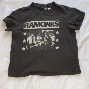 Downtown Ramones tröja - lite kroppad/ baby tee Köpt från hm förra året,säljer för jag använder inte den längre, (kontakta innan trycker köp nu!!)
