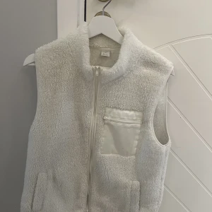 Väst🤍 - Superfin väst i pile, som ny🤍