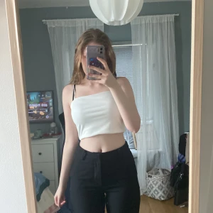 Vit linne - Ett jätte gulligt vitt linne/topp/magtröja som är perfekt till framförallt sommren 💕 knappt använd och inga skador 🫶