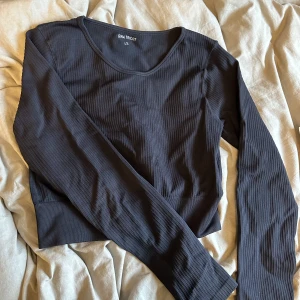 Tränings tröja - Ribbat material! Liten i storleken skulle säga storlek M