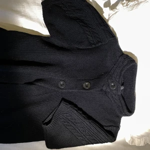 Trekvartsärm kofta  - Svart stickad kofta med trekvartsärm! snygg till höst och vinter 🤍står L men sitter även bra på mig med S. pris kan diskuteras. 