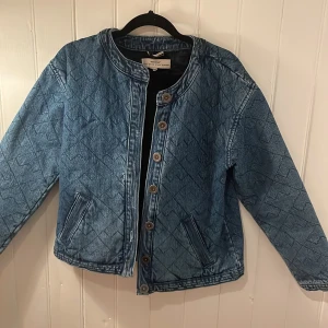 Jeans jacka - Så snygg jeansjacka. Använd några  få gånger.