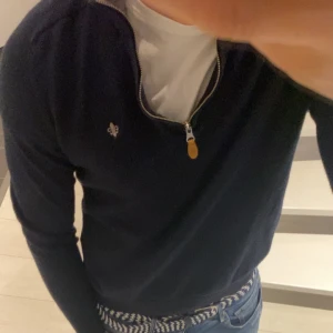 Morris Halfzip - Tjena! Säljer nu min Morris Halfzip som är i väldigt fint skick! Hör av er vid intresse eller om ni har några frågor!