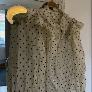 VOLANGTOPP - Prickig topp med volanger köpt utomlands på H&M. Jag har tyvärr endast använt den en gång (sista bilden), så väljer därför att sälja. Som ny!