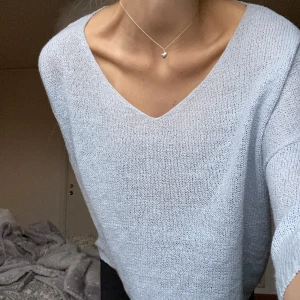 BABYBLÅ PULLOVER  - Så gullig pullover med trekvartslånga armar! I toppenbra skick, men används inte av mig i den utsträckning jag önskar tyvärr! 