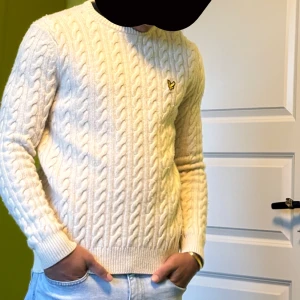 Lyle&scott stickad tröja - Stickad Lyle&scott tröja, väldigt tjock och varm. Väl omhändertagen så inga slitningar eller annat🙌