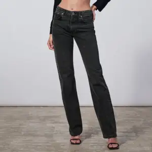 Zara mid rise straight jeans i mörkgrå. Bra skick!